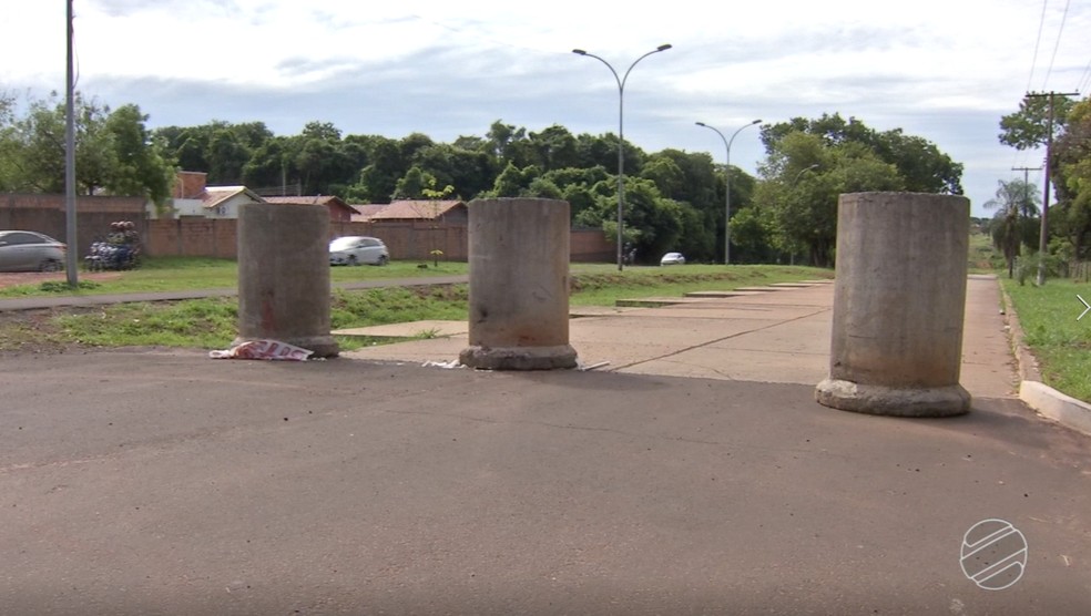 A faixa colocada foi ignorada e rasgada. — Foto: Reprodução/TV Morena