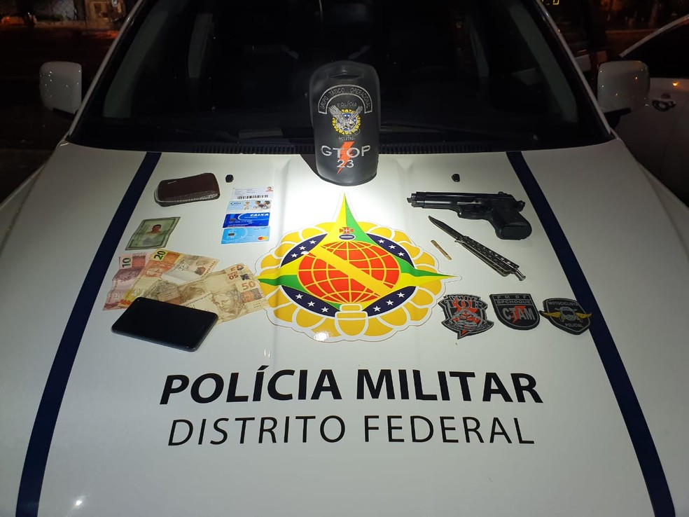 Pertences da vítima apreendidos com suspeito de roubo, no DF — Foto: PMDF/Divulgação