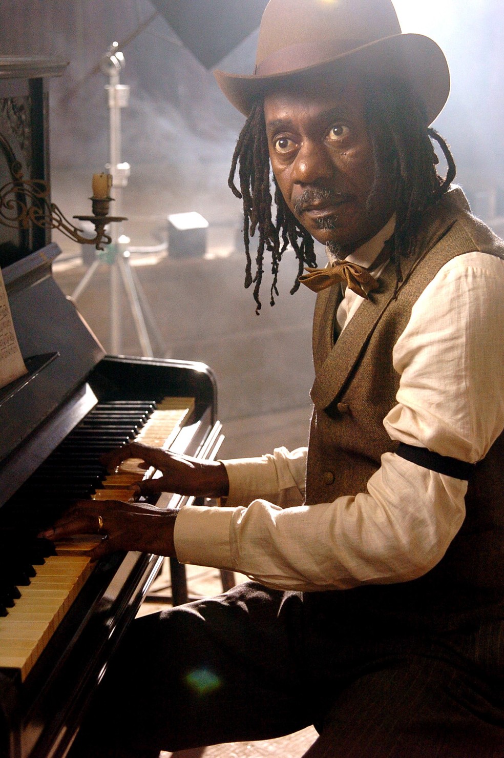 Luiz Melodia no papel do personagem Sam, pianista do saloon na novela Bang Bang, exibida na Rede Globo entre 2005 e 2006 (Foto: Márcio de Souza/TV Globo)