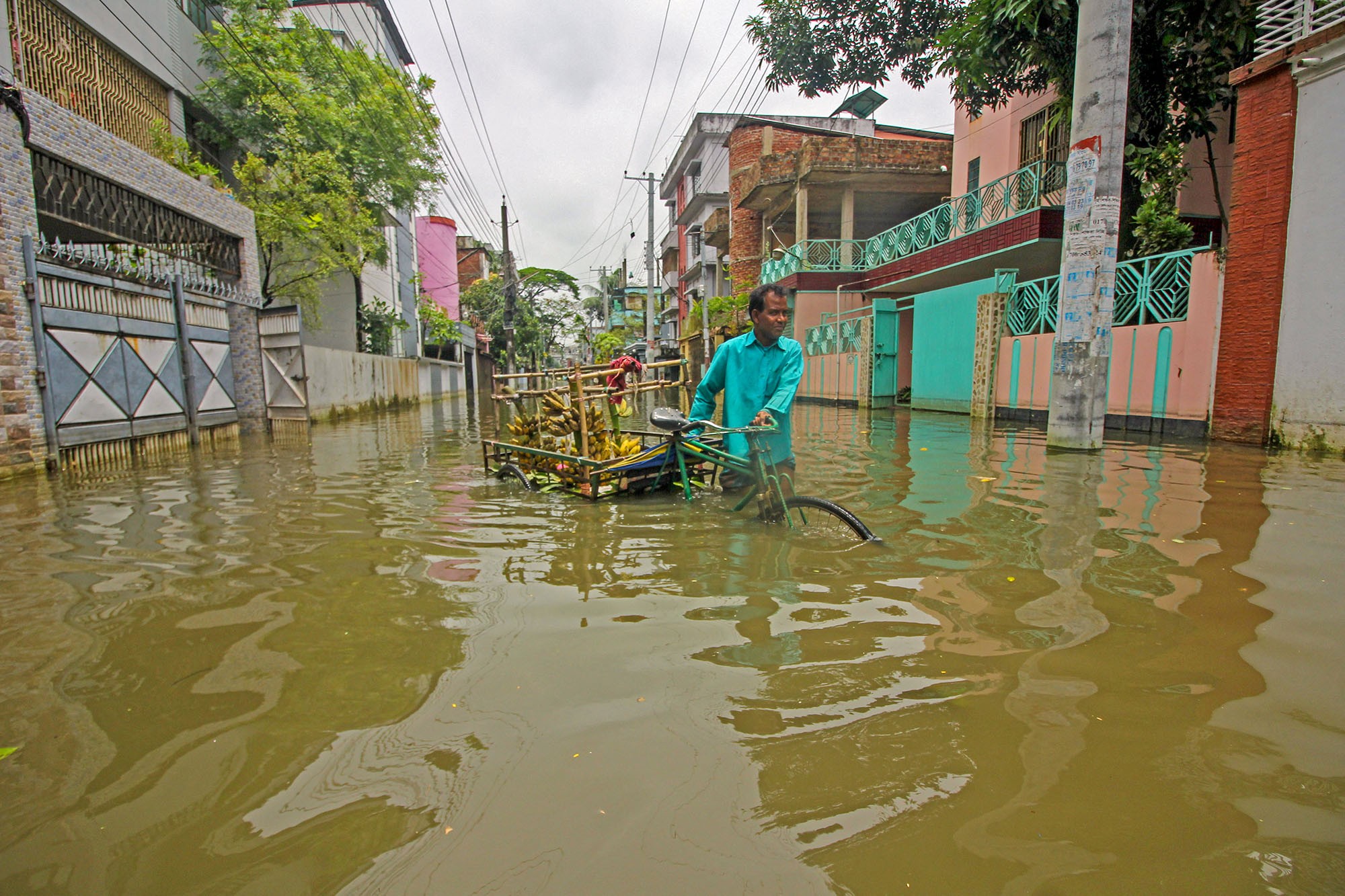 Inundações deixam 10 mortos e 2 milhões de pessoas isoladas em Bangladesh