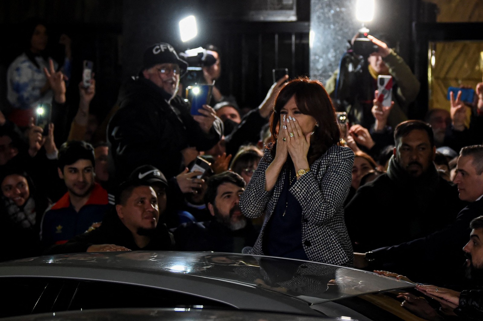 Cristina Kirchner cumprimenta apoiadores  do lado de fora de sua residência em Buenos Aires — Foto: Luis ROBAYO / AF