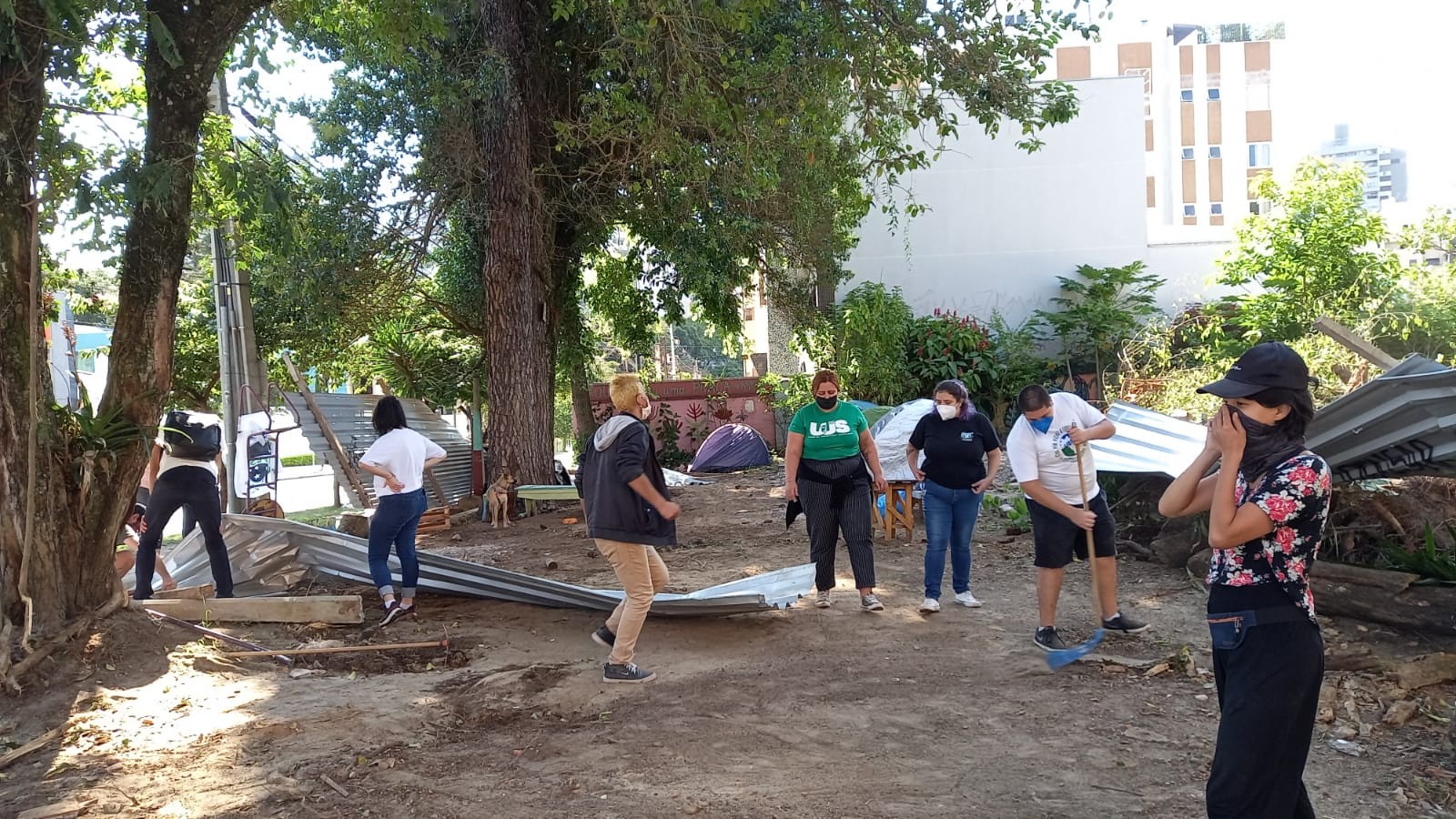 Liminar garante à União dos Estudantes posse de terreno onde praça foi destruída no bairro Juvevê, em Curitiba
