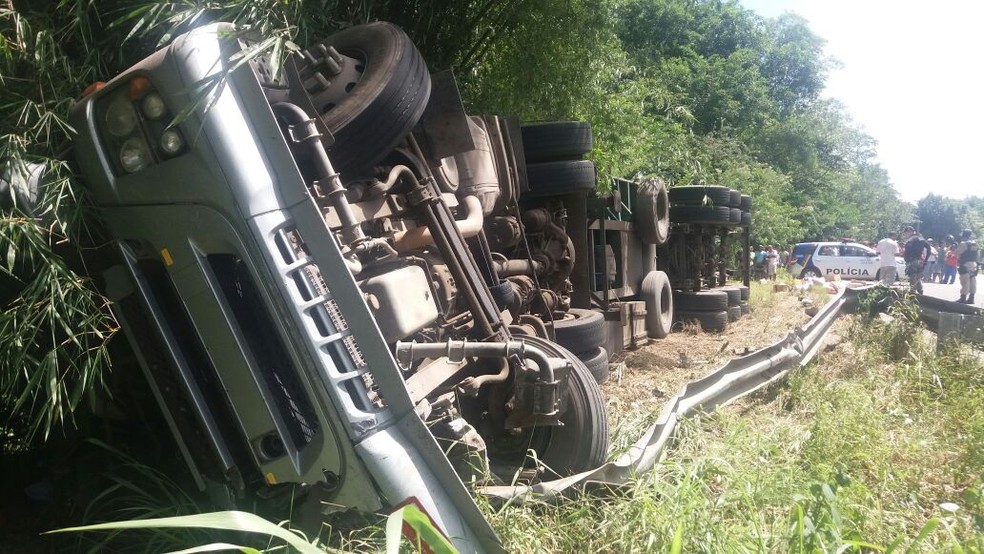 Caminhão tombado teve carga saqueada na Zona da Mata Sul de Pernambuco (Foto: Polícia Rodoviária Federal/Divulgação)