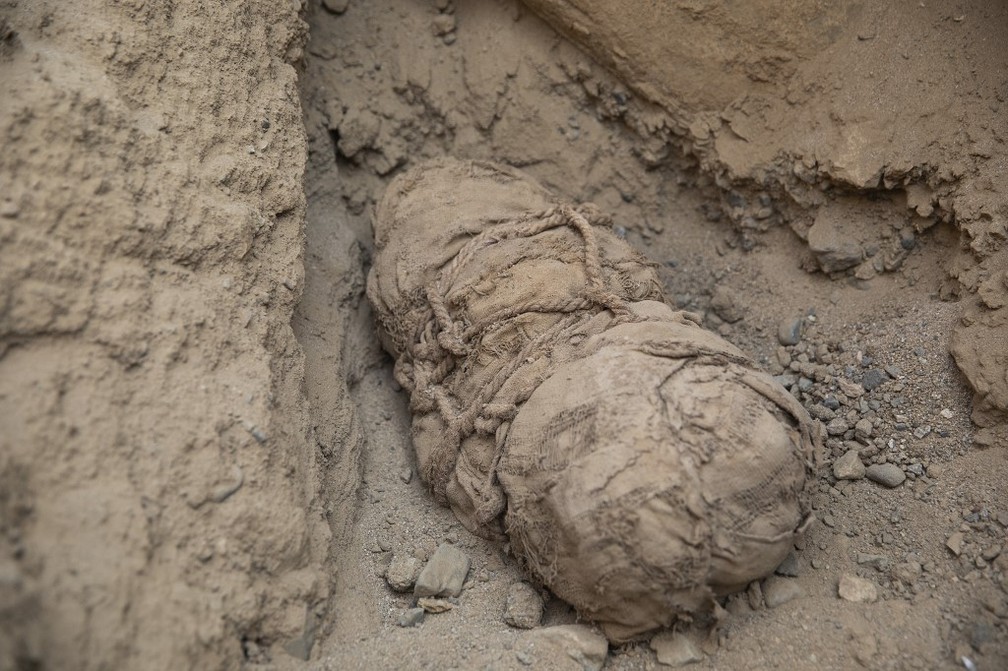 Múmia de criança encontrada em Cajamarquilla, Peru, em foto de 13 de fevereiro de 2022 — Foto: Guadalupe Pardo / AFP