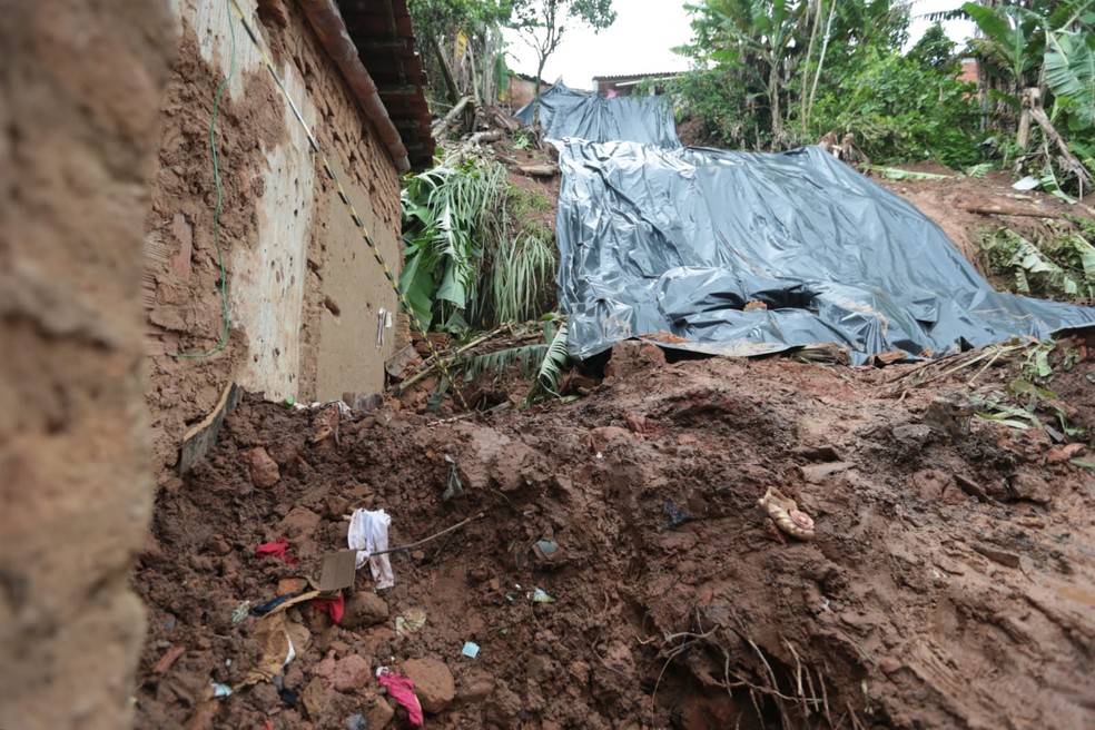 Lonas são colocadas em pontos de Aratuba onde houve deslizamento de terra, no Ceará. — Foto: Fabiane de Paula/SVM