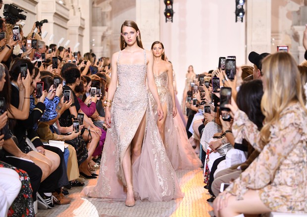 PARIS, FRANCE - JULY 04:  Models walk the runway during the Elie Saab Haute Couture Fall Winter 2018/2019  show as part of Paris Fashion Week on July 4, 2018 in Paris, France.  (Photo by Pascal Le Segretain/Getty Images for Elie Saab) (Foto: Getty Images for Elie Saab)