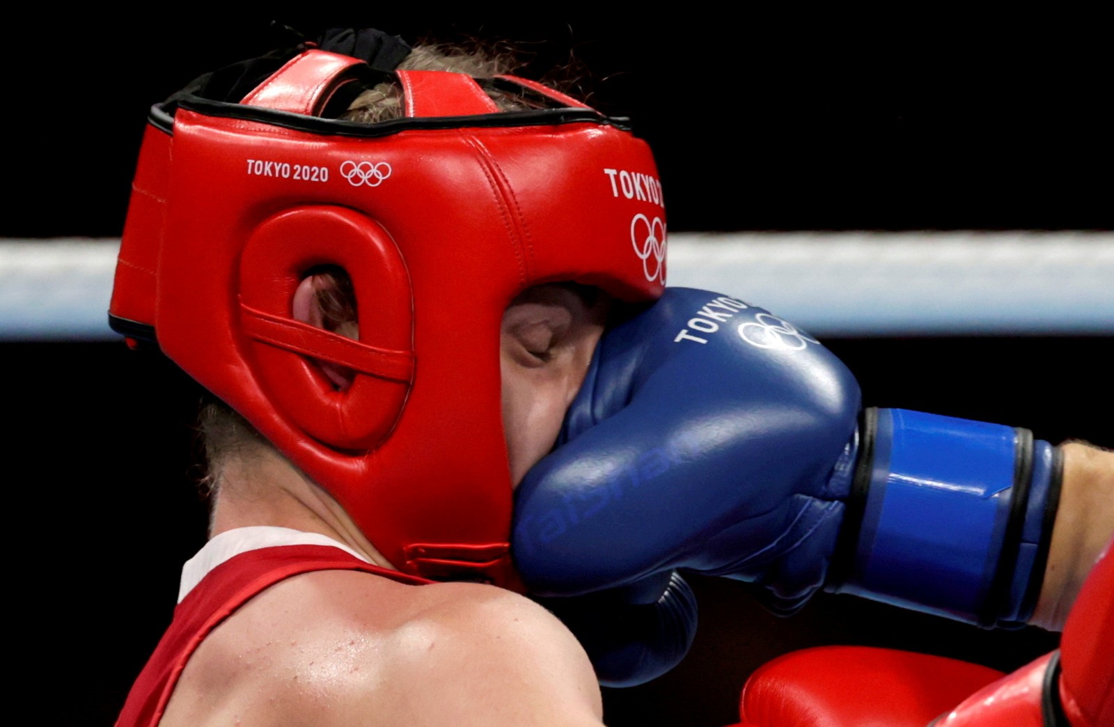 A holandesa Nouchka Fontijn acerta em cheio o rosto da adversária Lauren Price, da Inglaterra, na seminfinal olímpica do boxe feminino, peso médioREUTERS