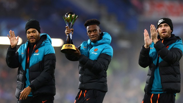 Jogadores do Chelsea exibem trofu do Mundial de Clubes