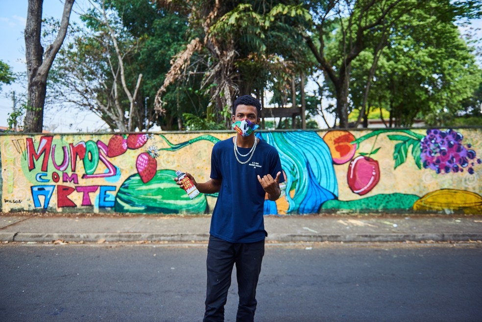 Wilson de Souza Junior, aluno da Escola Estadual Professor Adolpho Carvalho, foi um dos vencedores de Piracicaba no projeto 'Muros com Arte' — Foto: Vitor Garcia / Horizonte