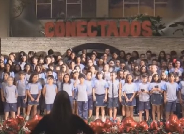 O coral cantou a música &quot;Desconecta&quot; e viralizou na internet (Foto: Reprodução/ Youtube)