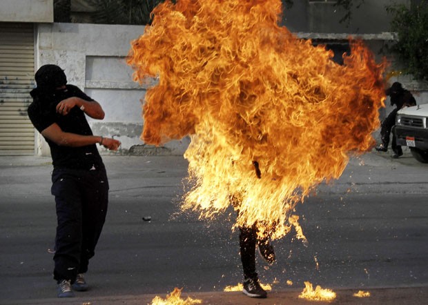 Momento em que homem pega fogo durante protesto no Bahrein (Foto: Hasan Jamali/AP)