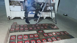 Alguns pacotes estavam abertos e tinham escrito em alto relevo "Hitler", sobre o pó branco do suposto cloridrato de cocaína — Foto: Peruvian National Police / AFP