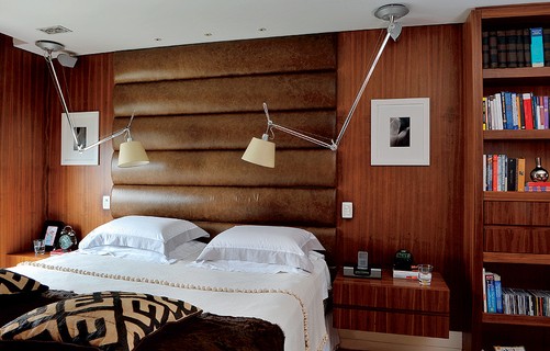 No projeto assinado pela arquiteta Zize Zink, a cama box possui um painel acolchoado de couro natural, de 2 x 2,60 m, que serve de cabeceira. O criado-mudo de nogueira-americana é chumbado na parede