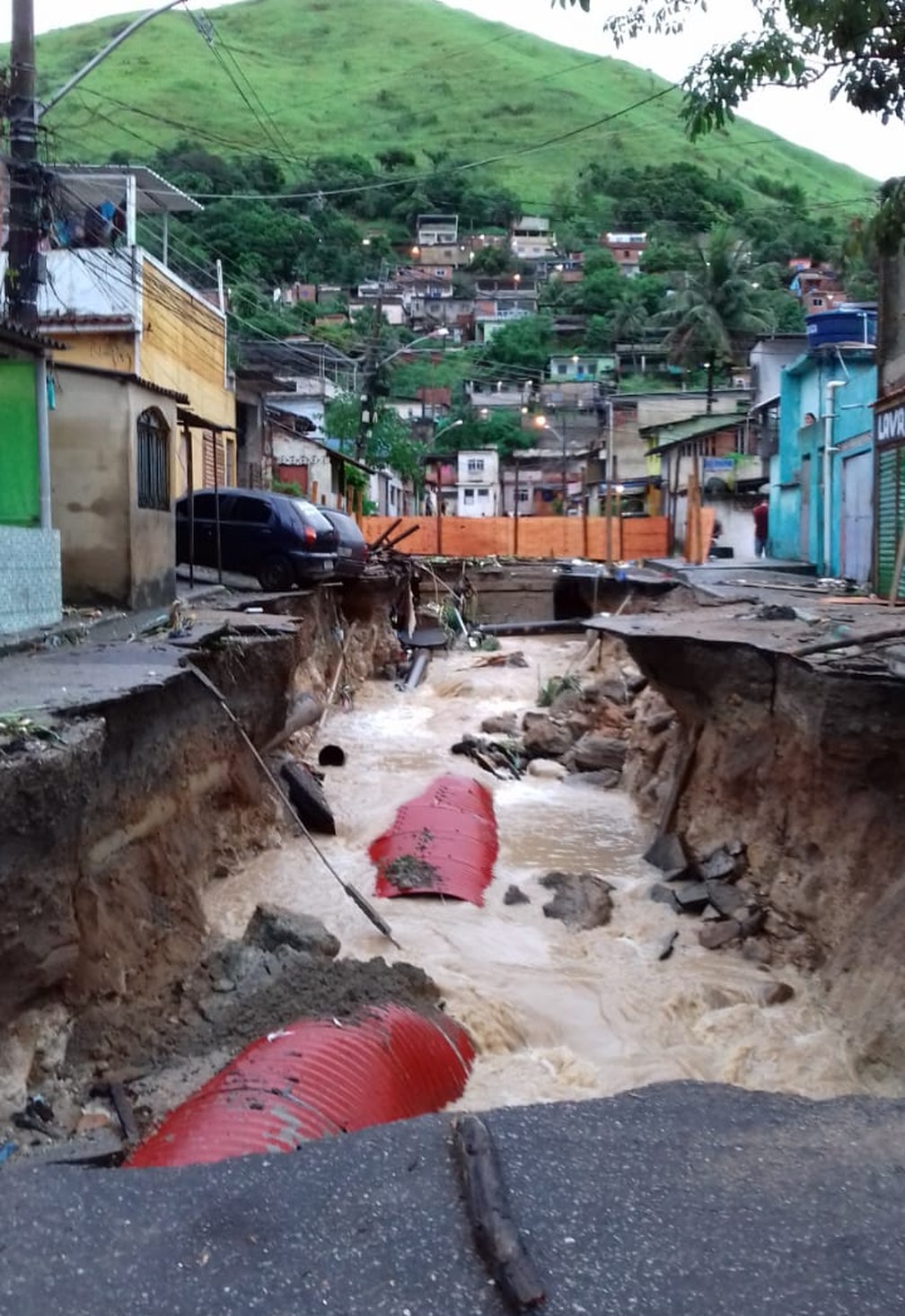 Rua Coronel França Leite virou uma grande cratera após temporal na madrugada deste domingo na Baixada Fluminense — Foto: Maicon Salles/Arquivo Pessoal