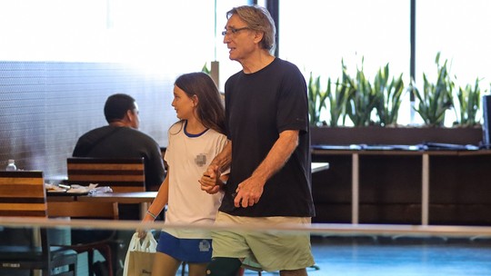 Em aparição rara, Herson Capri passeia com a filha de 8 anos