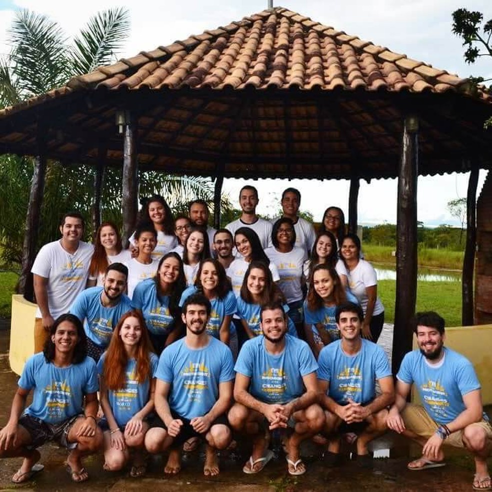 Membros da ONG Aiesec juntaram dinheiro para custear intercÃ¢mbio para jovem de baixa renda (Foto: Lucas Bispo/Arquivo Pessoal)