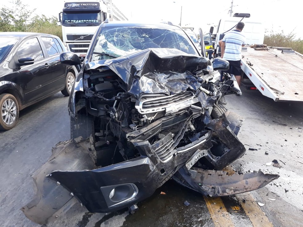 Um dos veículos após colisão frontal na Zona Sudeste de Teresina — Foto: Divulgação/PRF