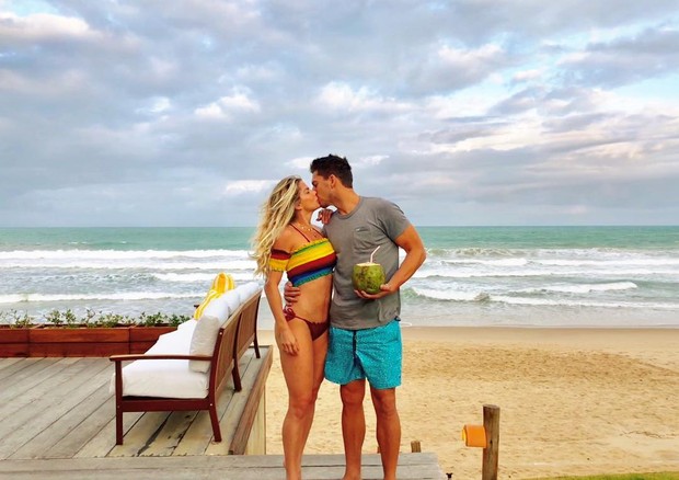 Karina Bacchi e Amaury Nunes beijam muito em paisagem paradisíaca (Foto: Reprodução/Instagram)