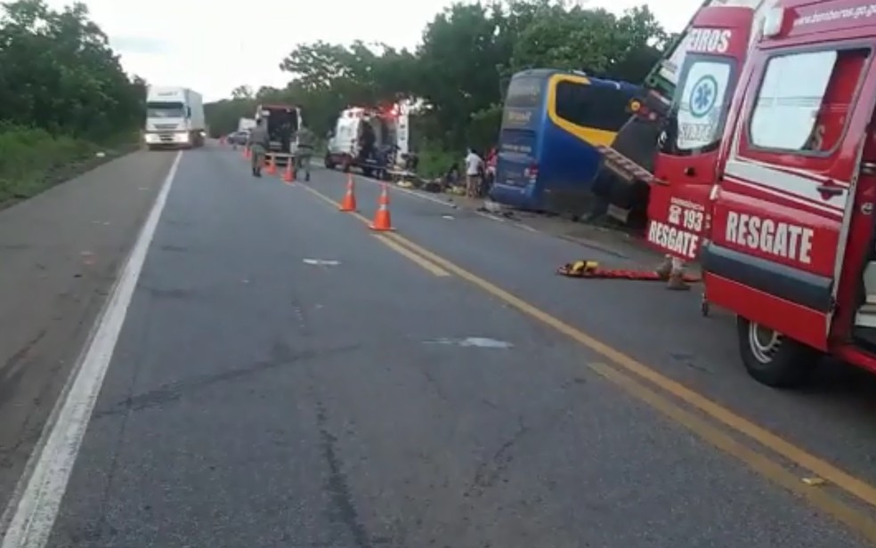 Acidente entre &ocirc;nibus e caminh&atilde;o deixa feridos na BR-153, em Goi&aacute;s  &mdash; Foto: Divulga&ccedil;&atilde;o/Pol&iacute;cia Rodovi&aacute;ria Federal