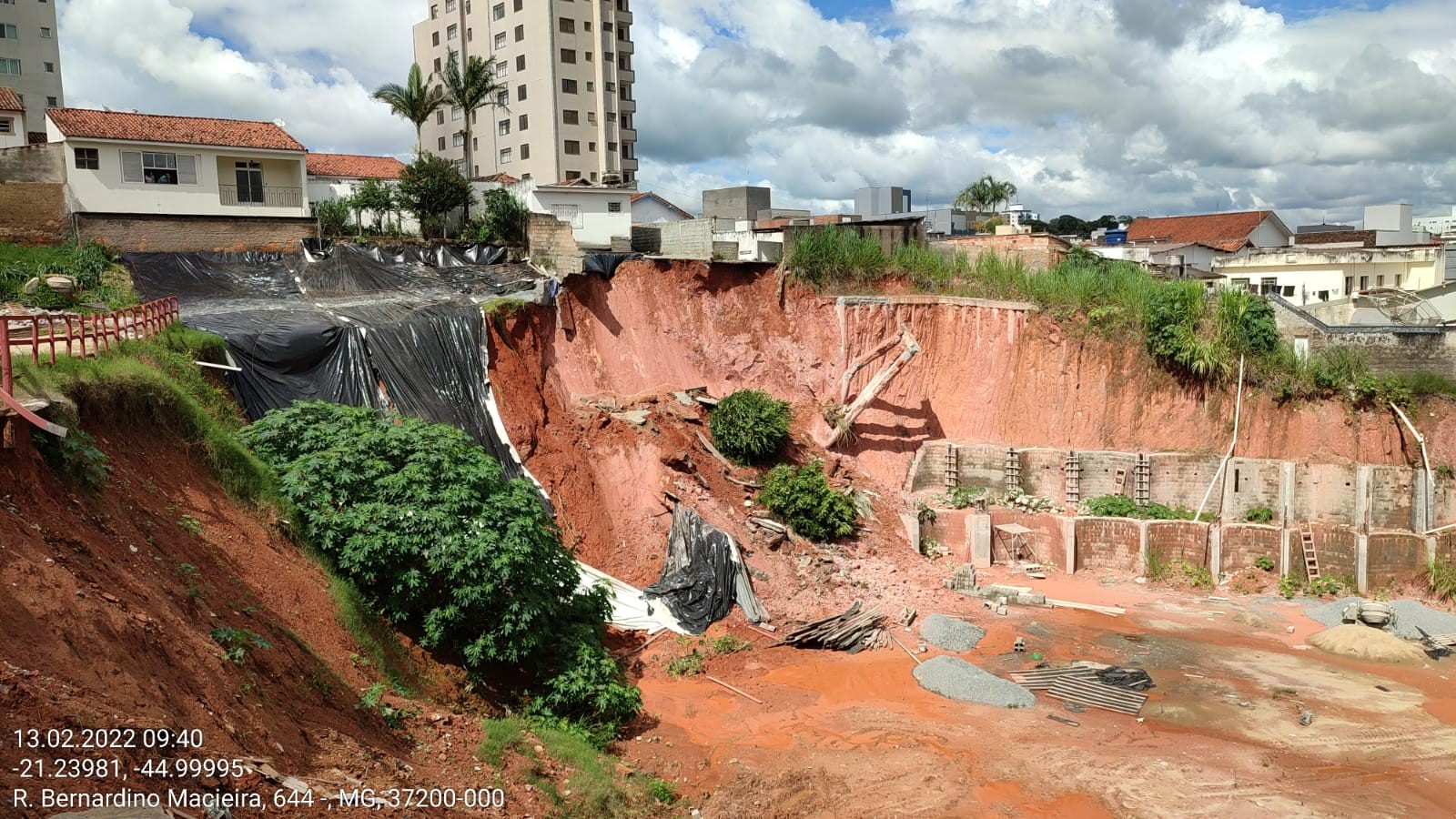 Contenção de obra de prédio cede em Lavras e causa deslizamento em barranco