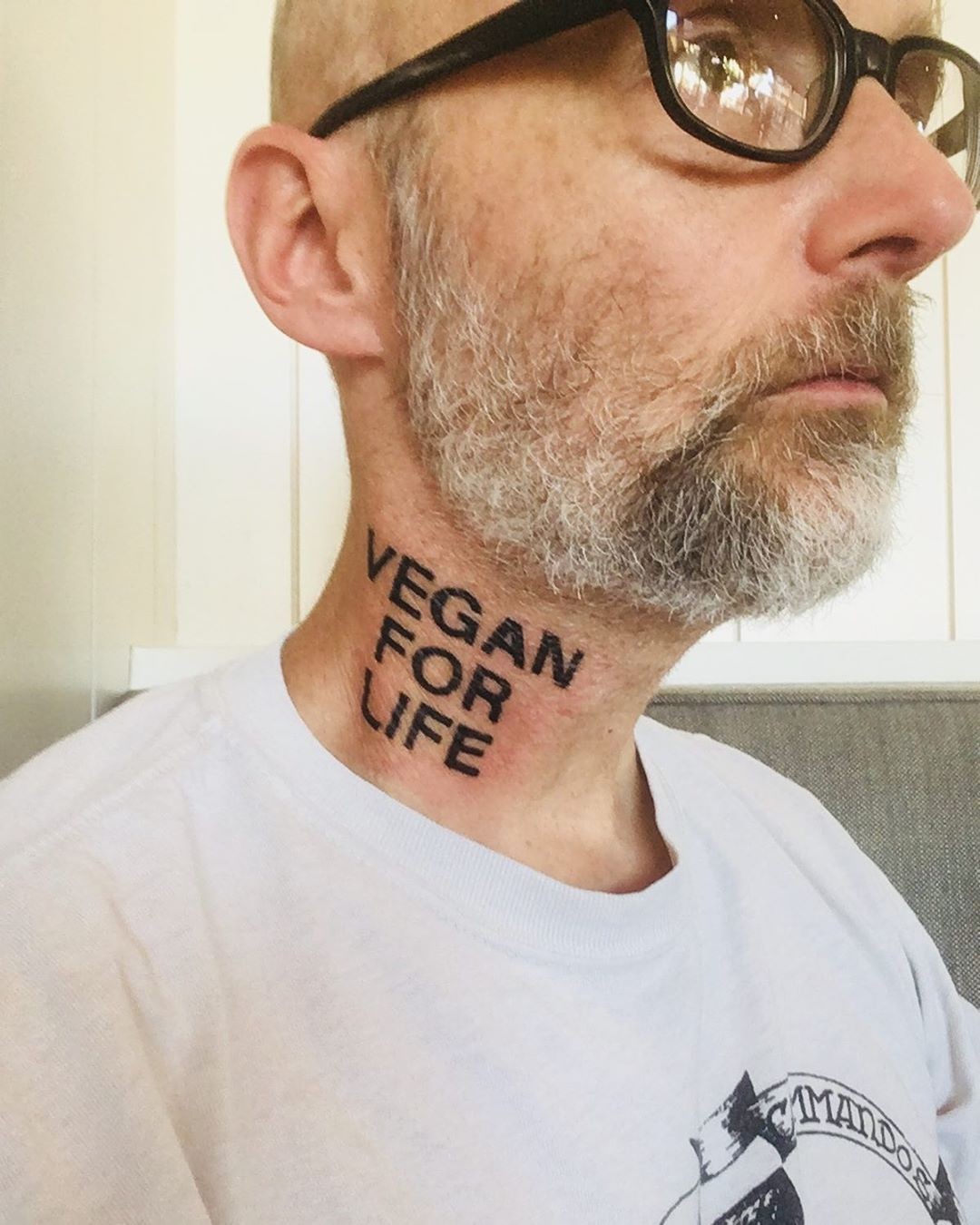Moby faz tatuagem gigante para celebrar "aniversário de vegano" Quem