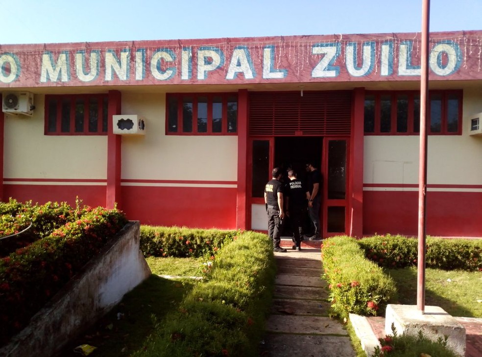 Estão sendo cumpridos cinco mandados de busca e apreensão nas sedes da Prefeitura e Secretarias. (Foto: Reprodução/Ascom PF)