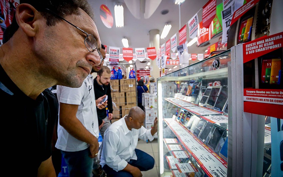 Consumidores avaliam preços de produtos ofertados na Black Friday em uma loja de São Paulo — Foto: Dario Oliveira/Código19/Estadão Conteúdo