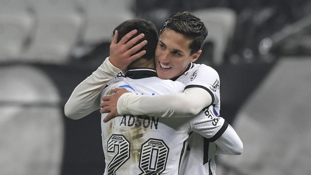Mateus Vital e Adson comemoram gol do Corinthians contra o River Plate-PAR