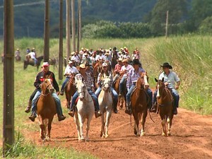 Cerca de trezentas pessoas cavalgaram por oito quilômetros em meio a natureza (Foto: Marlon Tavoni/EPTV)