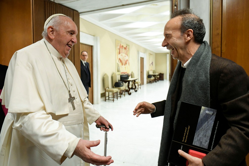 Papa Francisco encontra o ator italiano Roberto Benigni durante encontro privado no Vaticano  — Foto: Vatican Media/Divulgação via REUTERS