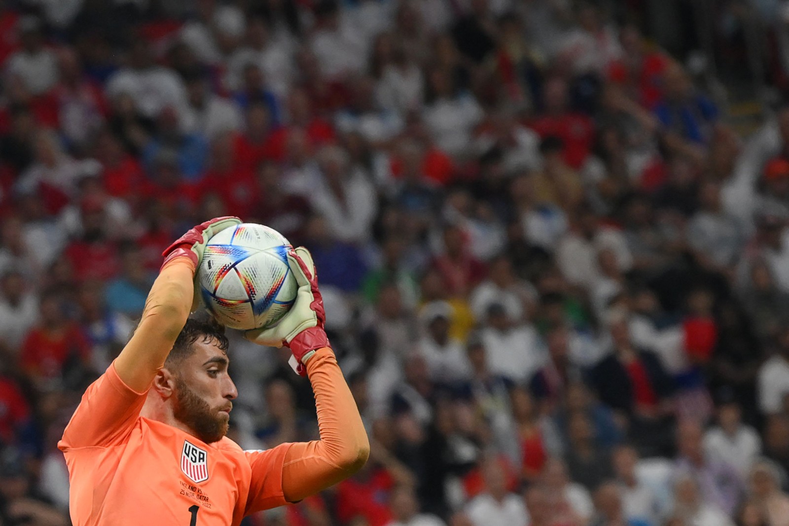 Turner defende chute durante jogo contra a Inglaterra  — Foto: Paul ELLIS / AFP
