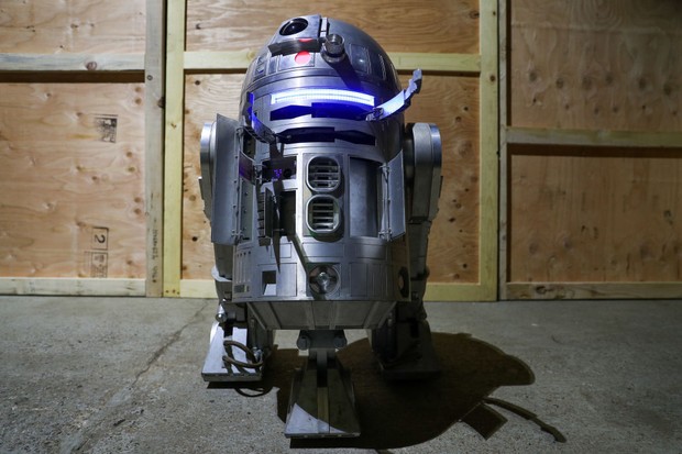 A Light-Up remote control R2-BHD droid from the 2016 Star Wars film Rogue One: A Star Wars story (estimate ??60-80,000), during a preview of the forthcoming film and television memorabilia auction at the Prop Store head office near Rickmansworth. (Photo b (Foto: PA Images via Getty Images)
