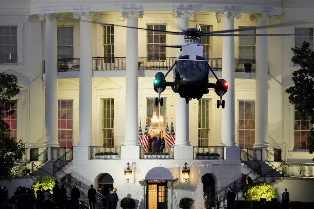 WASHINGTON, DC - OCTOBER 05:  U.S. President Donald Trump stands on the Blue Room Balcony as Marine One takes off from the South Lawn of the White House on October 5, 2020 in Washington, DC. Trump returned to the White House after being treated for Covid- (Foto: Getty Images)