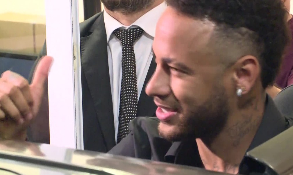 Neymar sorri e faz sinal de positivo apÃ³s depoimento e agradecer carinho de fÃ£s â€” Foto: ReproduÃ§Ã£o/ TV Globo