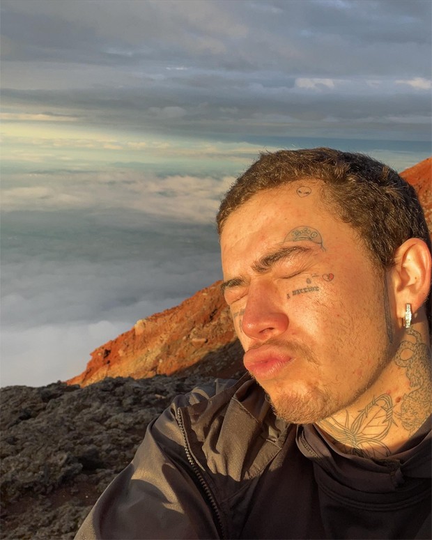 Whindersson Nunes abre álbum de sua escalada no Monte Fuji (Foto: Reprodução / Instagram)