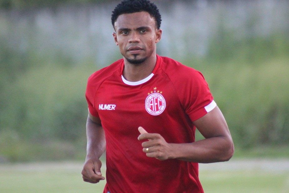 Zagueiro do América-RN festeja gol pelo terceiro clube nordestino diferente