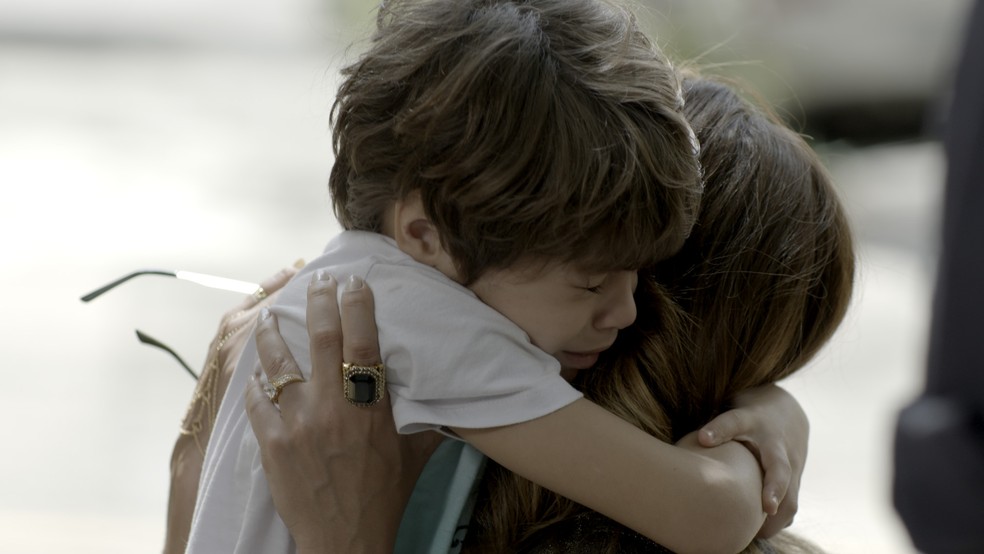 Dedé se desespera quando vê que a mãe vai ser levada pela polícia (Foto: TV Globo)