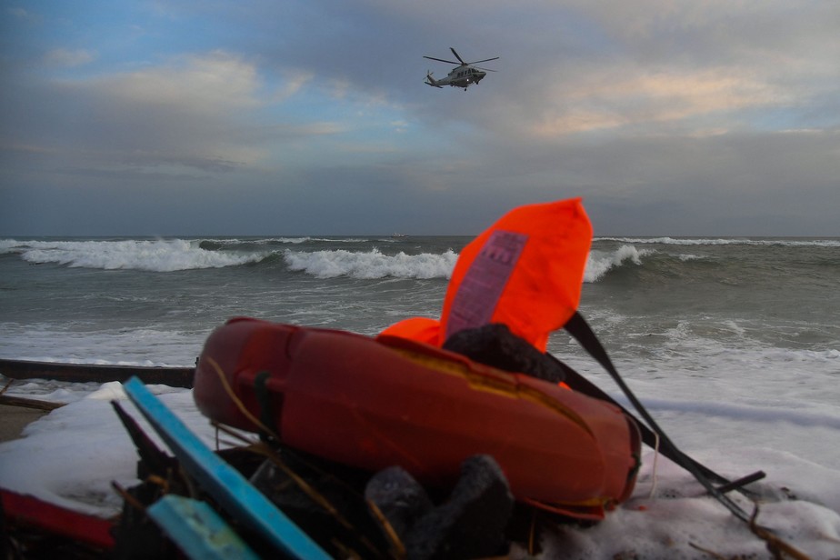 Destroços de um naufrágio foram levados para a praia depois que um barco de migrantes afundou no sul da Itália região da Calábria