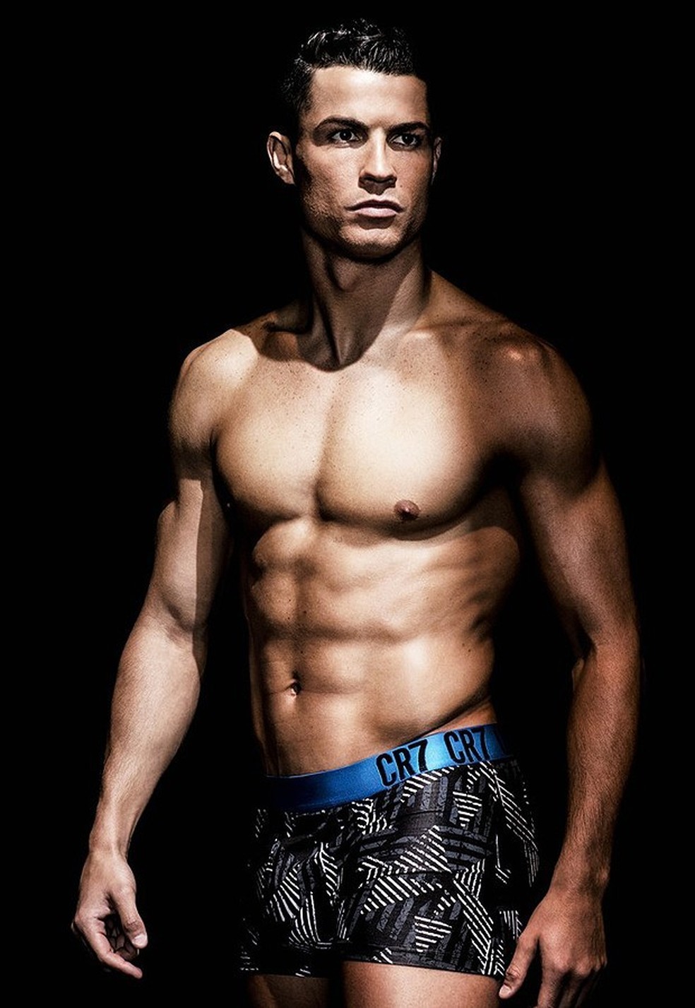 Cristiano Ronaldo estrela nova campanha de sua grife de underwear, a CR7