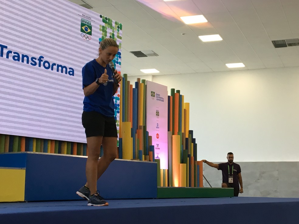 Fabi contou um pouco da experiência para as crianças — Foto: Leonardo Erys/GloboEsporte.com