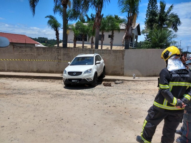 Mulher foi atropelada pelo próprio carro em Criciúma (Foto: Divulgação / Corpo de Bombeiros)