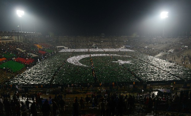 Guinness oficializou recorde de maior bandeira do mundo formada por pessoas (Foto: Arif Ali/AFP)