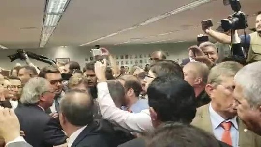 Resultado de imagem para AudiÃªncia na CÃ¢mara termina em tumulto apÃ³s bate-boca entre Paulo Guedes e deputado