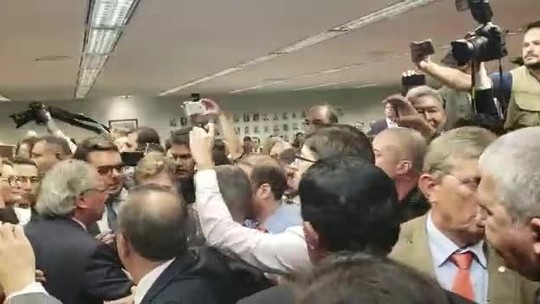 Resultado de imagem para AudiÃªncia na CÃ¢mara termina em tumulto apÃ³s bate-boca entre Paulo Guedes e deputado