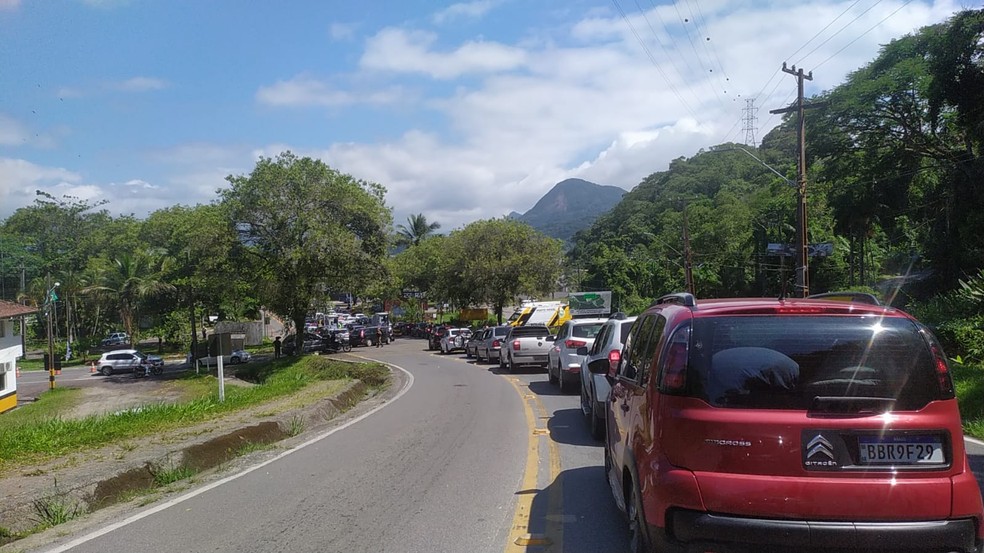 Em Guaratuba, motoristas reportam mais de uma hora de espera na fila — Foto: Arquivo pessoal