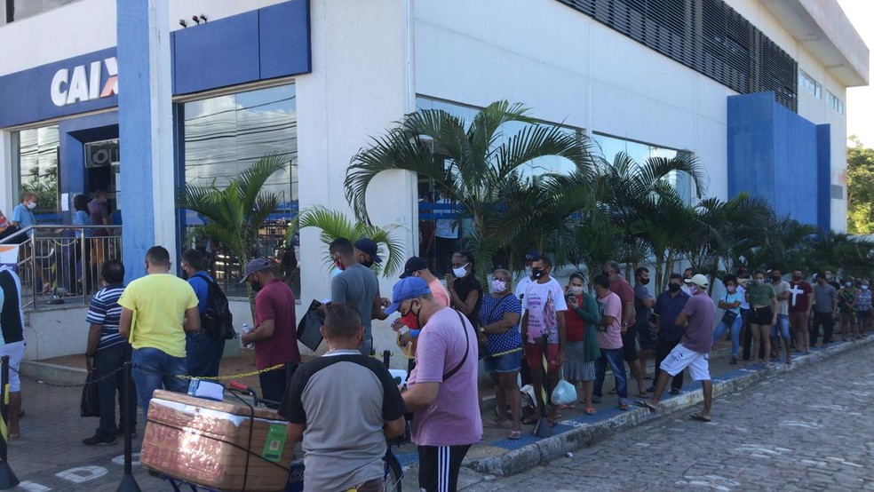Fila se formou ao lado da Caixa Econômica, na avenida João Medeiros Filho, na Zona Norte de Natal — Foto: Geraldo Jerônimo/Inter TV Cabugi