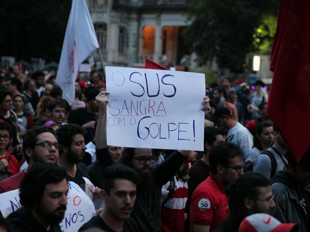 Manifestantes levam cartazes no ato contra o governo Temer. Protesto saiu da Paulista e segue para o Largo da Batata (Foto: Fábio Tito/G1)