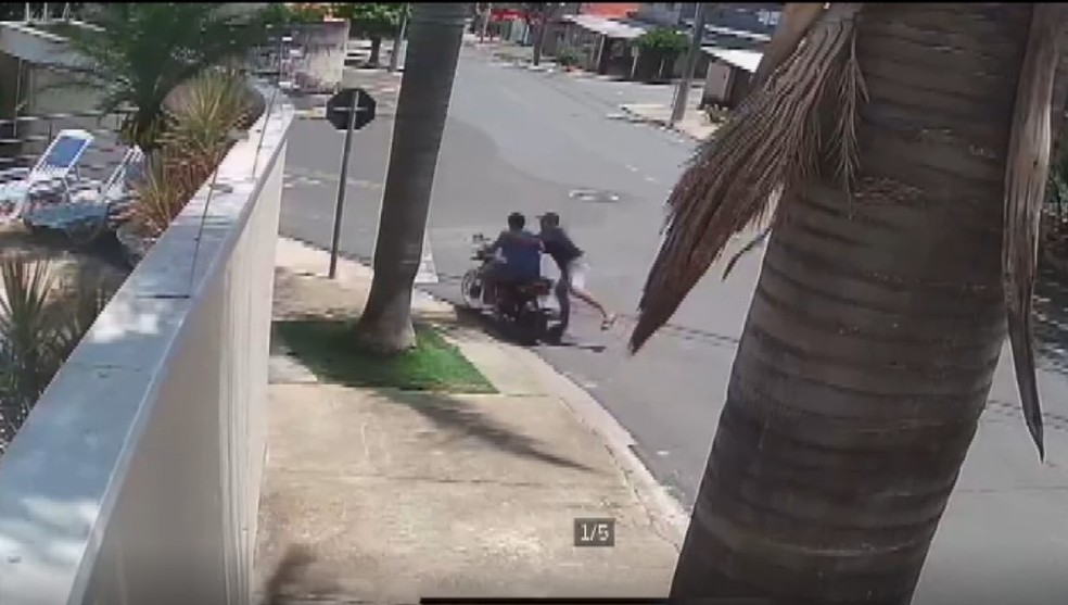 Momento em que dois criminosos furtam uma moto no Jardim Aeronave de Viracopos, em Campinas (SP) — Foto: Imagens Circuito Interno de Segurança
