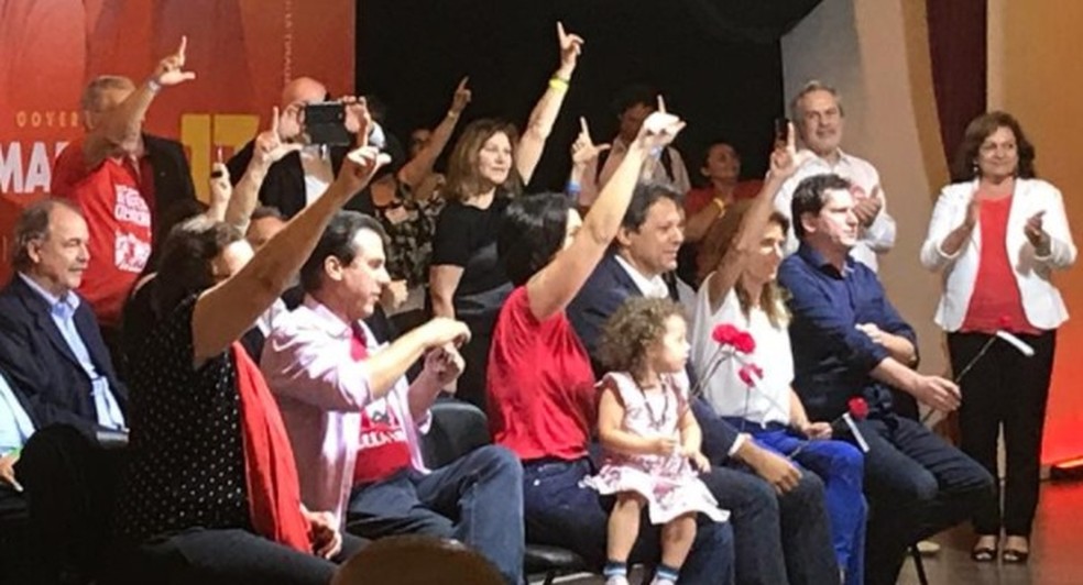 O candidato do PT à Presidência, Fernando Haddad (terceiro da direita para a esquerda), durante um evento de campanha em SP — Foto: Lívia Machado/G1
