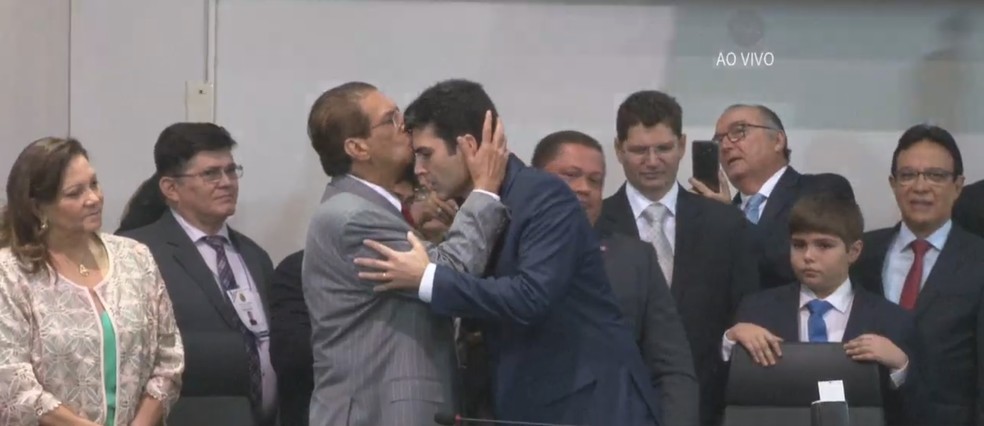 Jader Barbalho beija o filho, o governador Helder Barbalho, no dia da posse.  — Foto: Reprodução/ TV Alepa